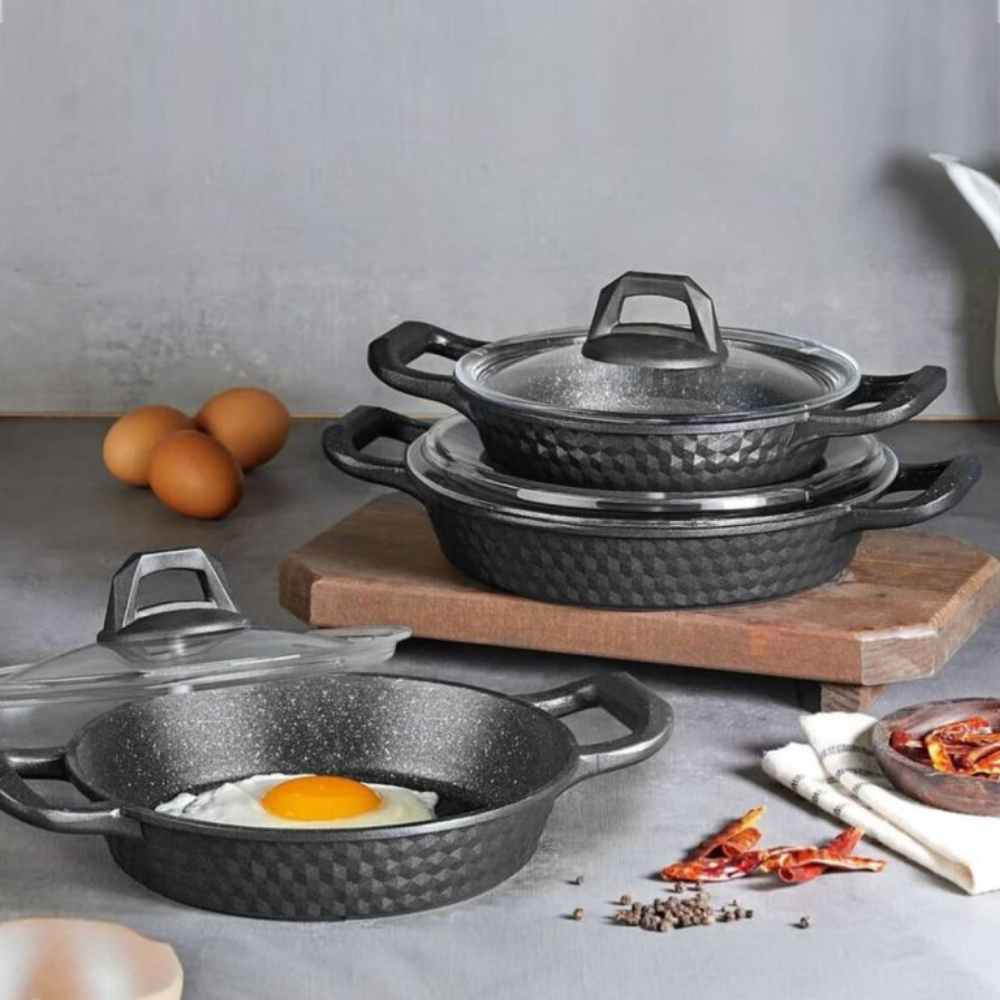 Adsız tasarım (6) First Class Granit Döküm Sahan Seti Kapaklı – 3’lü Dayanıklı ve Yapışmaz Tava Seti - Görsel 1
