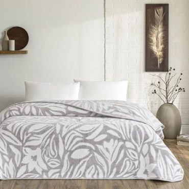 Taç Alina Çift Kişilik Battaniye: Gri Zarafeti ve Çiçeksi Konforun Uyumu