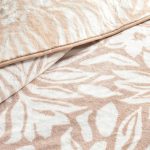 Taç Alina Çift Kişilik Battaniye: Pudra Zarafeti ve Yumuşacık Çiçeksi Dokunuş - Görsel 2